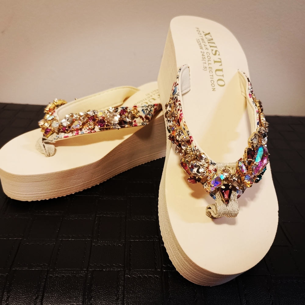 NEW Beautiful Rhinestone Flip Flop sandals, women US size 6.5, EU size 39, beige